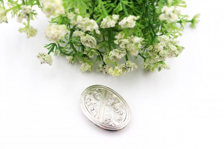 Caixa de comprimidos em prata com gravados vegetalistas na tampa 